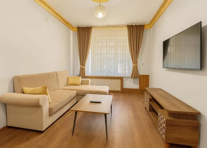 Golden La Vista Boutique